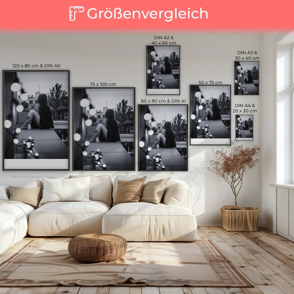 Monochromes Poster einer nachdenklichen Frau über der Stadt mit Lichterkette 7
