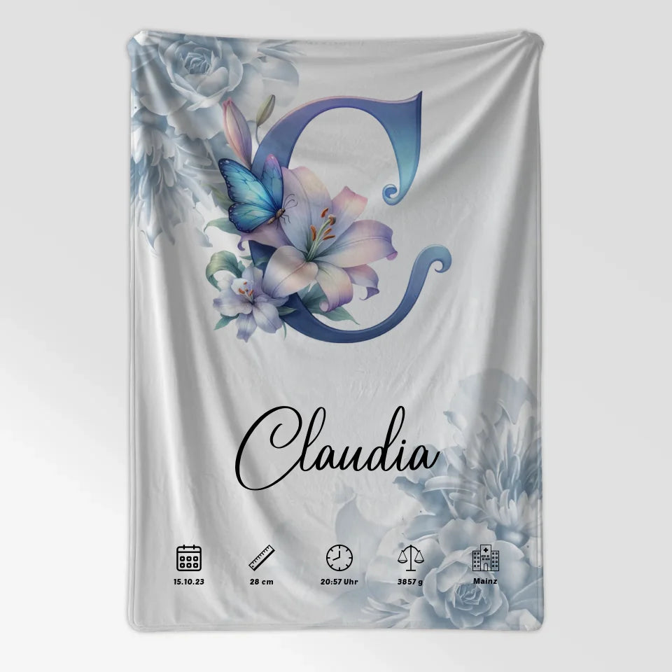 Personalisierte Decke mit Buchstabe C und blauen Blüten für Geburt 7
