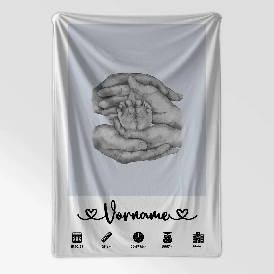 Personalisierte Geburtsdecke Capriblau mit Geburtsdaten und Händen 7