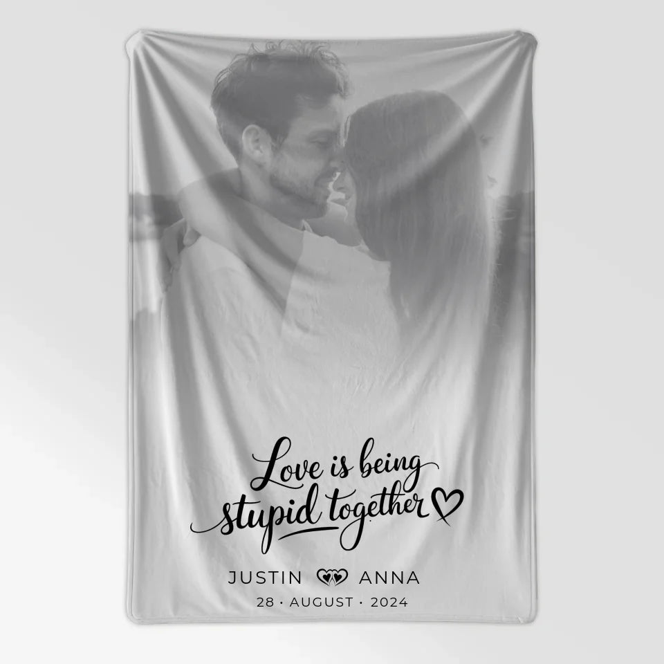 Personalisiert Decke Paare Foto Black & White Love Is Being Stupid Together mit Namen und Datum 7