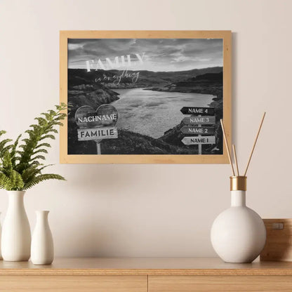 Personalisiertes Poster Familie Wegweiser See im Tal Schwarz Weiß & Familienspruch