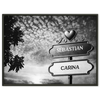 Personalisiertes Poster Wegweiser Schwarz Weiß bewölkter Strand mit Namen
