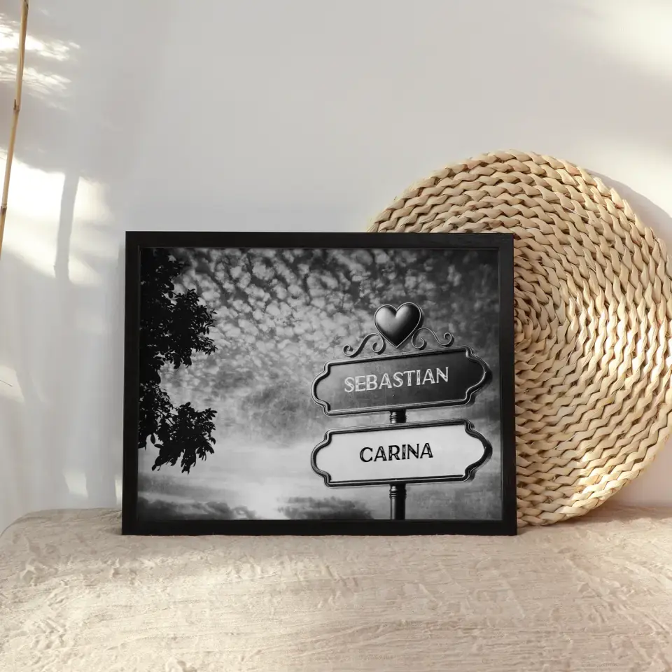 Personalisiertes Poster Wegweiser Schwarz Weiß bewölkter Strand mit Namen