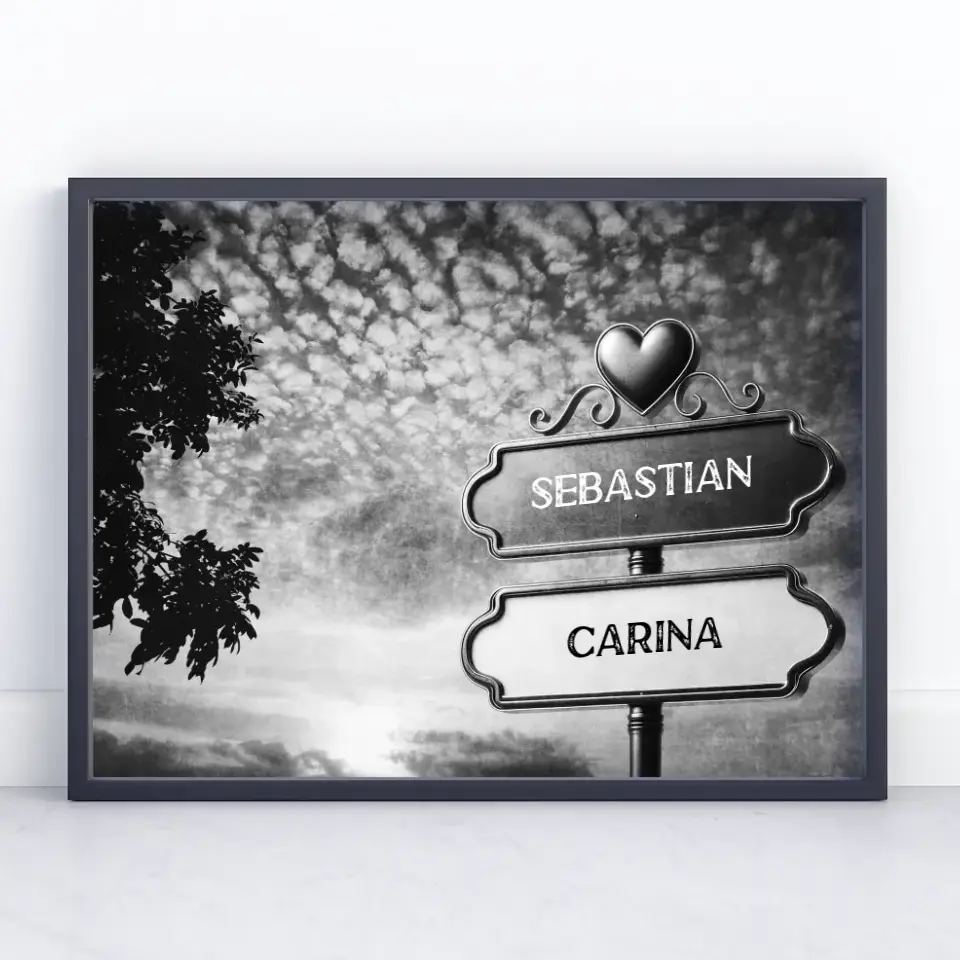 Personalisiertes Poster Wegweiser Schwarz Weiß bewölkter Strand mit Namen
