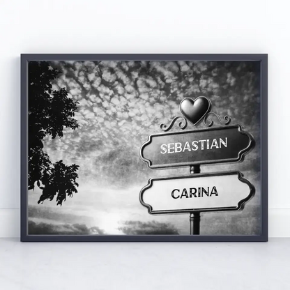 Personalisiertes Poster Wegweiser Schwarz Weiß bewölkter Strand mit Namen