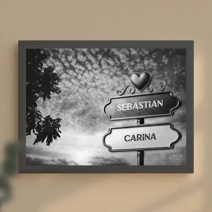 Personalisiertes Poster Wegweiser Schwarz Weiß bewölkter Strand mit Namen