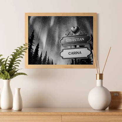 Personalisiertes Poster Paare Wegweiser Schwarz Weiß Himmel Nordlichter