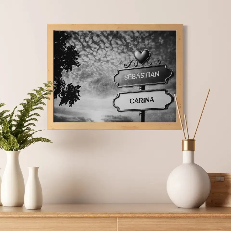 Personalisiertes Poster Wegweiser Schwarz Weiß bewölkter Strand mit Namen