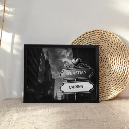 Poster personalisiert Wegweiser Schwarz Weiß Hochhäuser mit Namen