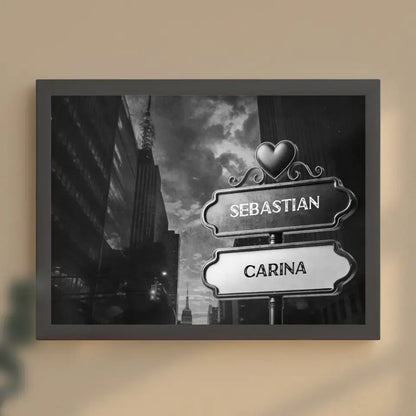 Poster personalisiert Wegweiser Schwarz Weiß Hochhäuser mit Namen