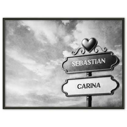 Personalisiertes Poster Liebe Wegweiser Schwarz Weiß dicht bewölkt mit Namen