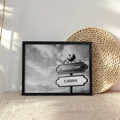 Personalisiertes Poster Liebe Wegweiser Schwarz Weiß dicht bewölkt mit Namen
