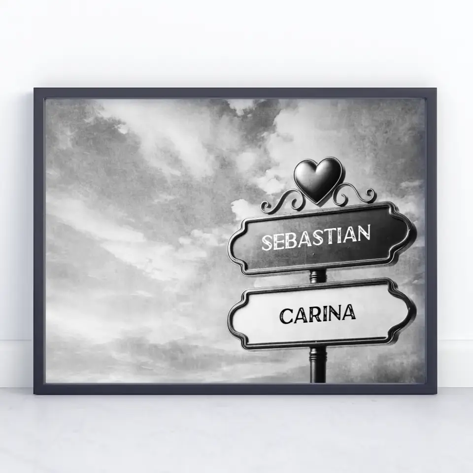 Personalisiertes Poster Liebe Wegweiser Schwarz Weiß dicht bewölkt mit Namen