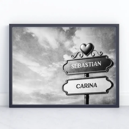 Personalisiertes Poster Liebe Wegweiser Schwarz Weiß dicht bewölkt mit Namen