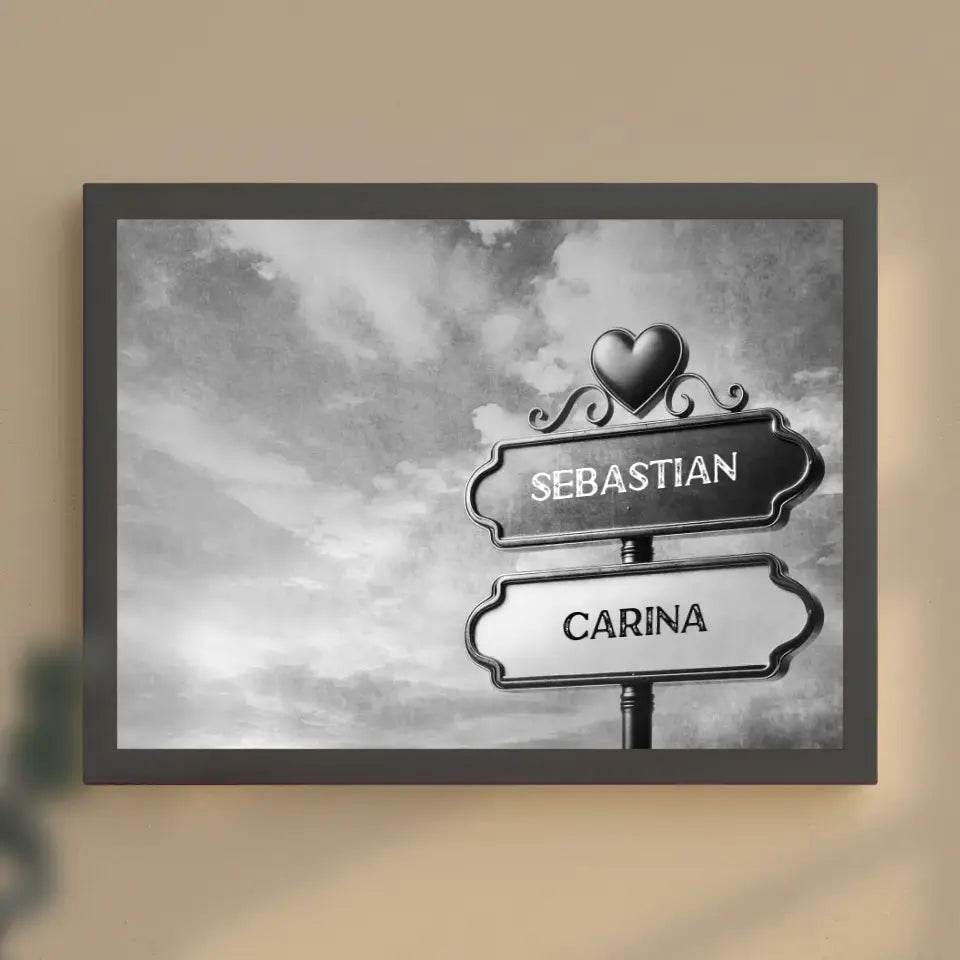 Personalisiertes Poster Liebe Wegweiser Schwarz Weiß dicht bewölkt mit Namen