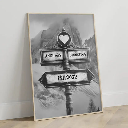 Personalisiertes Poster Herz Wegweiser Dolomiten Schwarz Weiß mit Namen & Datum