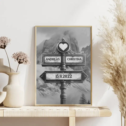 Personalisiertes Poster Herz Wegweiser Dolomiten Schwarz Weiß mit Namen & Datum