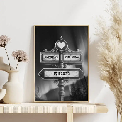 Personalisiertes Poster Wegweiser mit Herz Polarlichter Schwarz Weiß