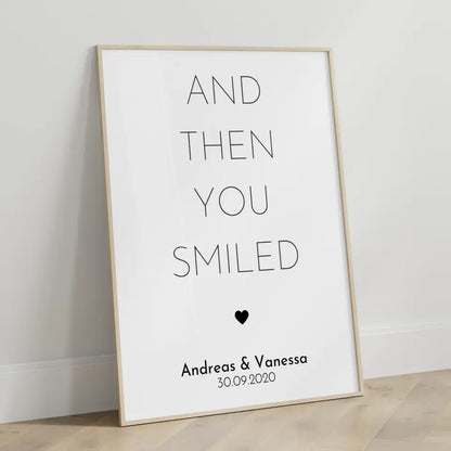Personalisiertes Liebesposter And Then You Smiled Mit Namen und Datum