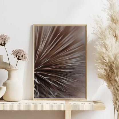 Elegante Poster mit zarten Federn in Beige und Braun für dein Zuhause