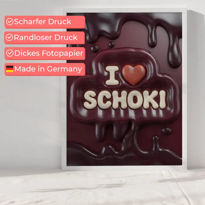 Kreatives Poster mit I Schoki Design in Creme auf dunkelrotem Hintergrund