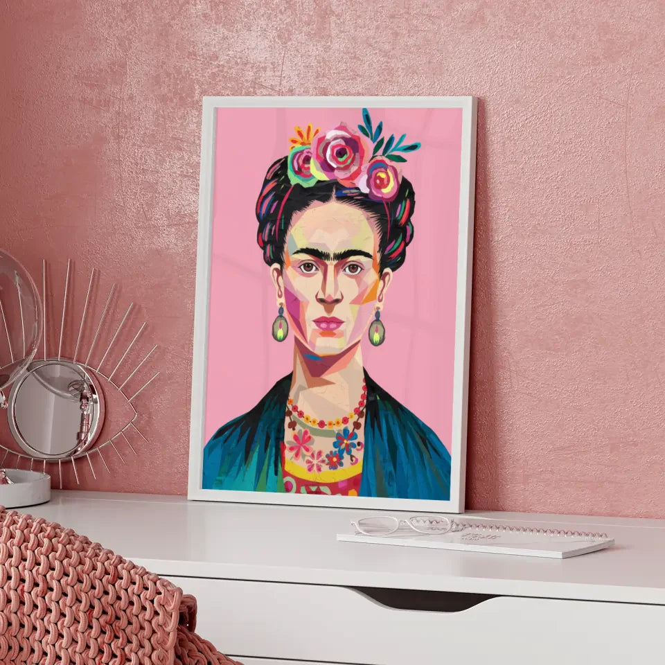 Poster Frida Kahlo mit Blumenkrone abstrakte Illustration rosa Hintergrund