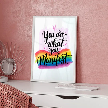 Inspirierendes Poster mit Aquarell und Zitat Du bist was du manifestierst