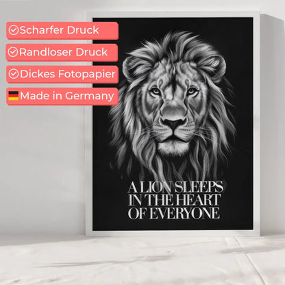 Löwenkopf Poster mit Zitat Mut und Tapferkeit Schwarz-Weiß Kunst