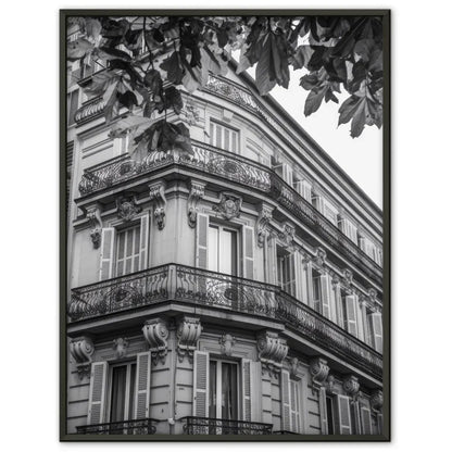 Klassisches Architektur Poster in Schwarz-Weiß mit Balkon und Zierleisten