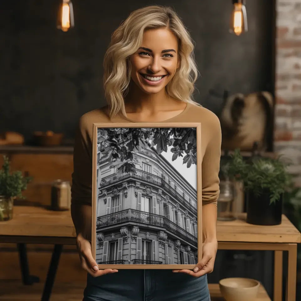 Klassisches Architektur Poster in Schwarz-Weiß mit Balkon und Zierleisten