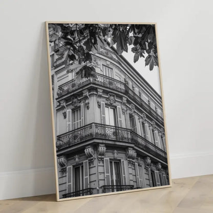 Klassisches Architektur Poster in Schwarz-Weiß mit Balkon und Zierleisten