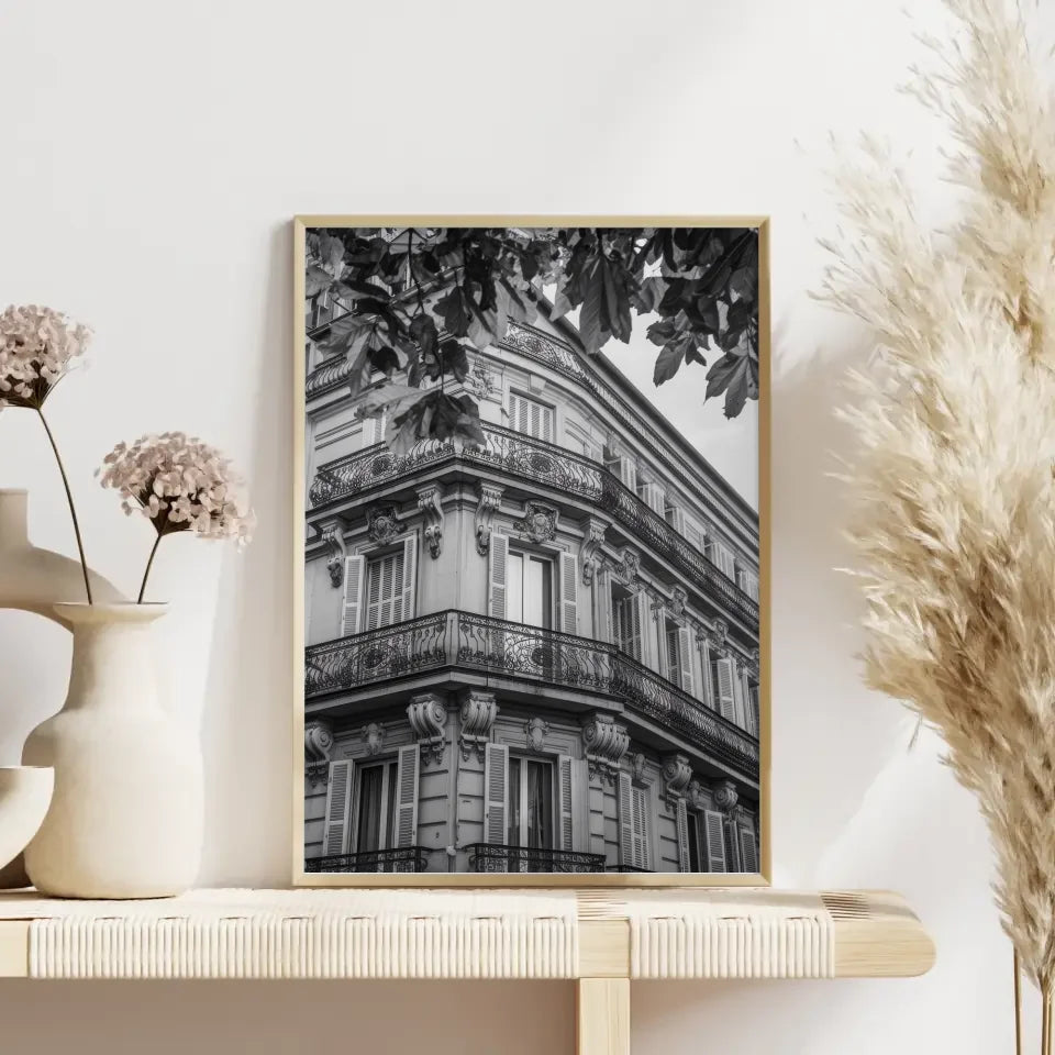 Klassisches Architektur Poster in Schwarz-Weiß mit Balkon und Zierleisten
