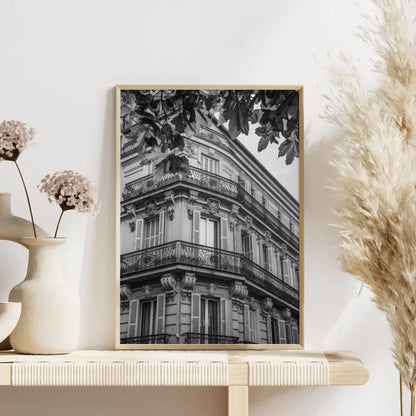 Klassisches Architektur Poster in Schwarz-Weiß mit Balkon und Zierleisten