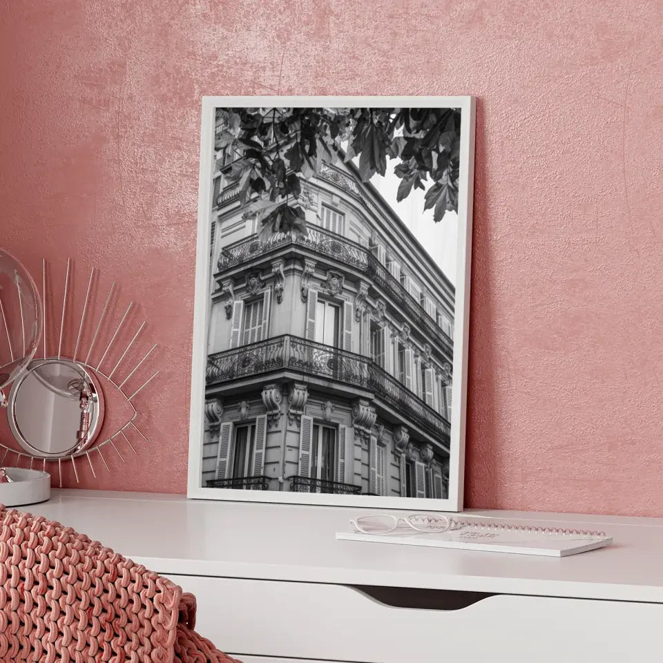 Klassisches Architektur Poster in Schwarz-Weiß mit Balkon und Zierleisten