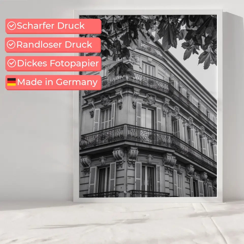 Klassisches Architektur Poster in Schwarz-Weiß mit Balkon und Zierleisten