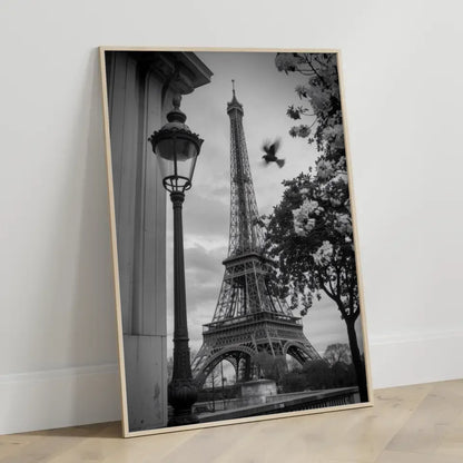 Schwarz-Weiß Poster Eiffelturm Paris mit Laternenpfahl und Blüten