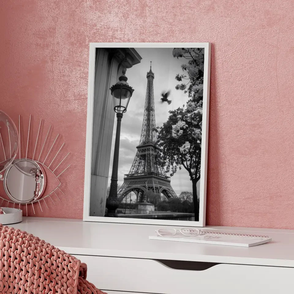 Schwarz-Weiß Poster Eiffelturm Paris mit Laternenpfahl und Blüten
