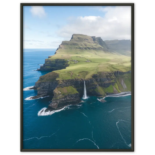 Küstenregion Poster mit Wasserfall und steilen Klippen im Grün