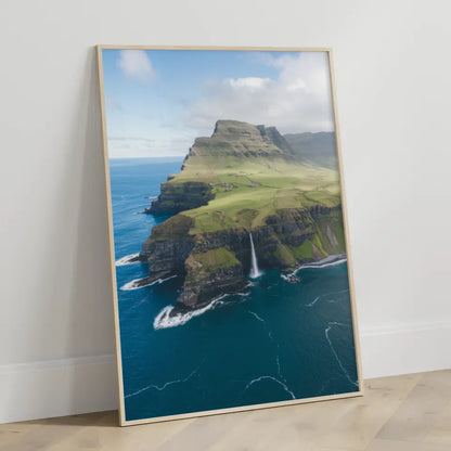Küstenregion Poster mit Wasserfall und steilen Klippen im Grün
