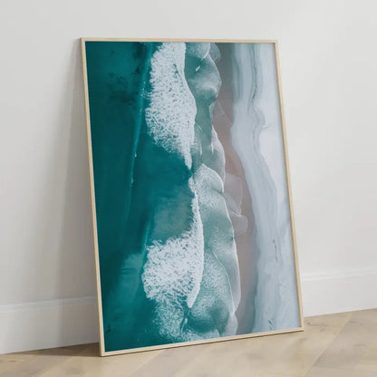 Atemberaubender Küsten Poster mit blauem Wasser und weißem Sandstrand