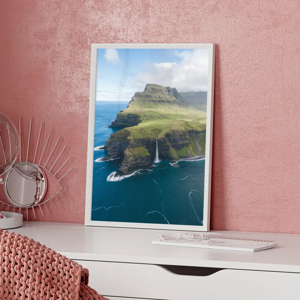 Küstenregion Poster mit Wasserfall und steilen Klippen im Grün