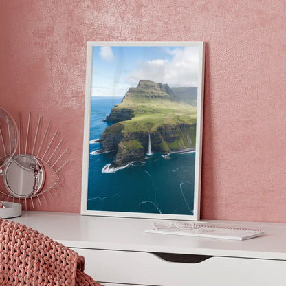Küstenregion Poster mit Wasserfall und steilen Klippen im Grün