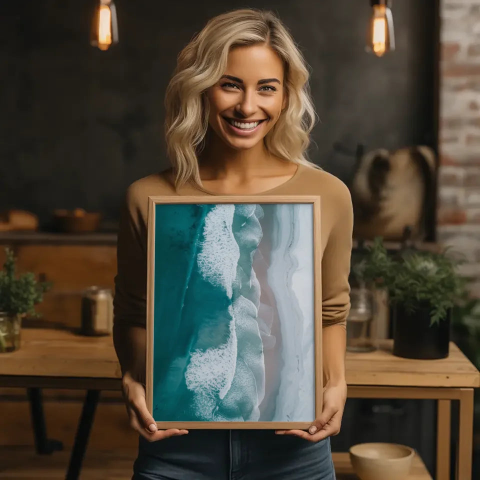 Atemberaubender Küsten Poster mit blauem Wasser und weißem Sandstrand