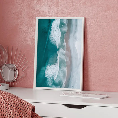 Atemberaubender Küsten Poster mit blauem Wasser und weißem Sandstrand