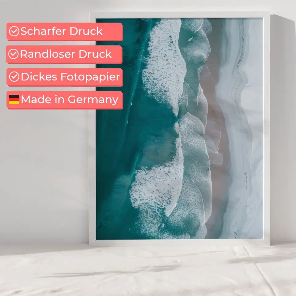 Atemberaubender Küsten Poster mit blauem Wasser und weißem Sandstrand