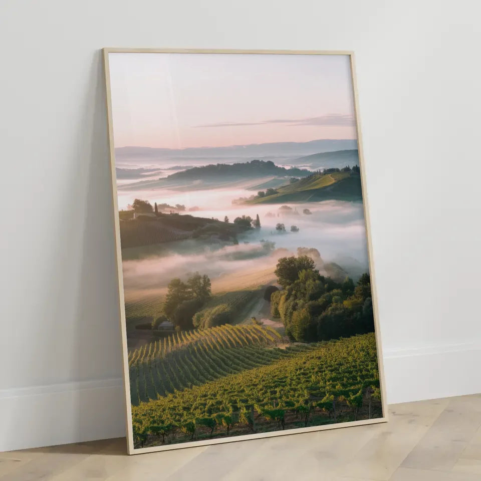 Atemberaubendes Poster mit Weinbergen und sanften Hügeln im Nebel