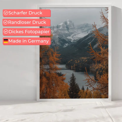 Herbstlandschaft Poster mit Bäumen und Bergen für Wohnraumgestaltung