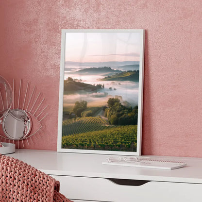 Atemberaubendes Poster mit Weinbergen und sanften Hügeln im Nebel