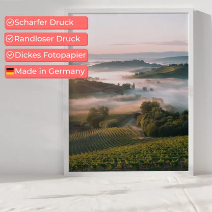 Atemberaubendes Poster mit Weinbergen und sanften Hügeln im Nebel