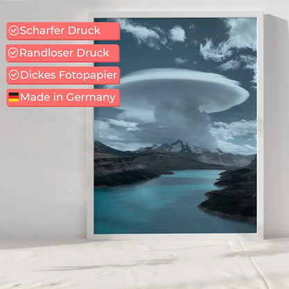 Poster mit türkisfarbenem See und einzigartiger Wolkenformation